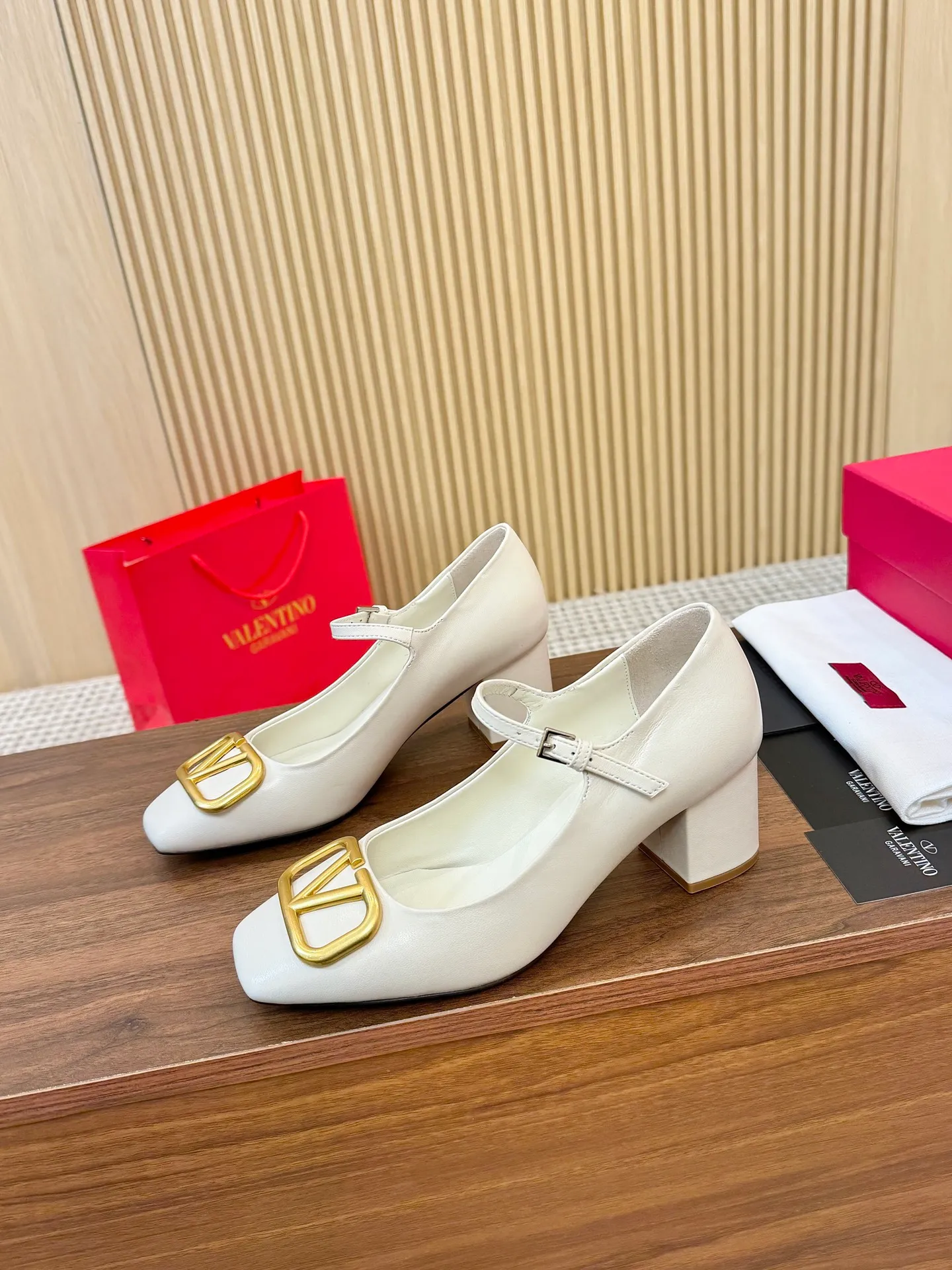 👟👟Ex-factory price 460👟👟 Genuine leather sole + 40 Valentino. Large v-buckle sandals ㊙️Latest series of counters Authentic grade version with perfect details. Authentic products are made one to one. All details are consistent with genuine ones. The upper foot is very pedicure type. The key point is that it is very good and easy to control. It does not grind the feet and does not tire the feet. Walking artifact, exclusive mold opening. The highest version on the market. Fabric: imported mixed sheepskin, lining and foot pads are all sheepskin. Code number (34 to 42) Customized sizes 34 and 42 are non-returnable and non-exchangeable. Heel height: 7.5CM. Rubber sole, leather sole +40